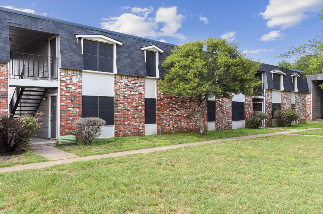 the-midway-waco-tx-clean-and-inviting-2-story-apartment-com